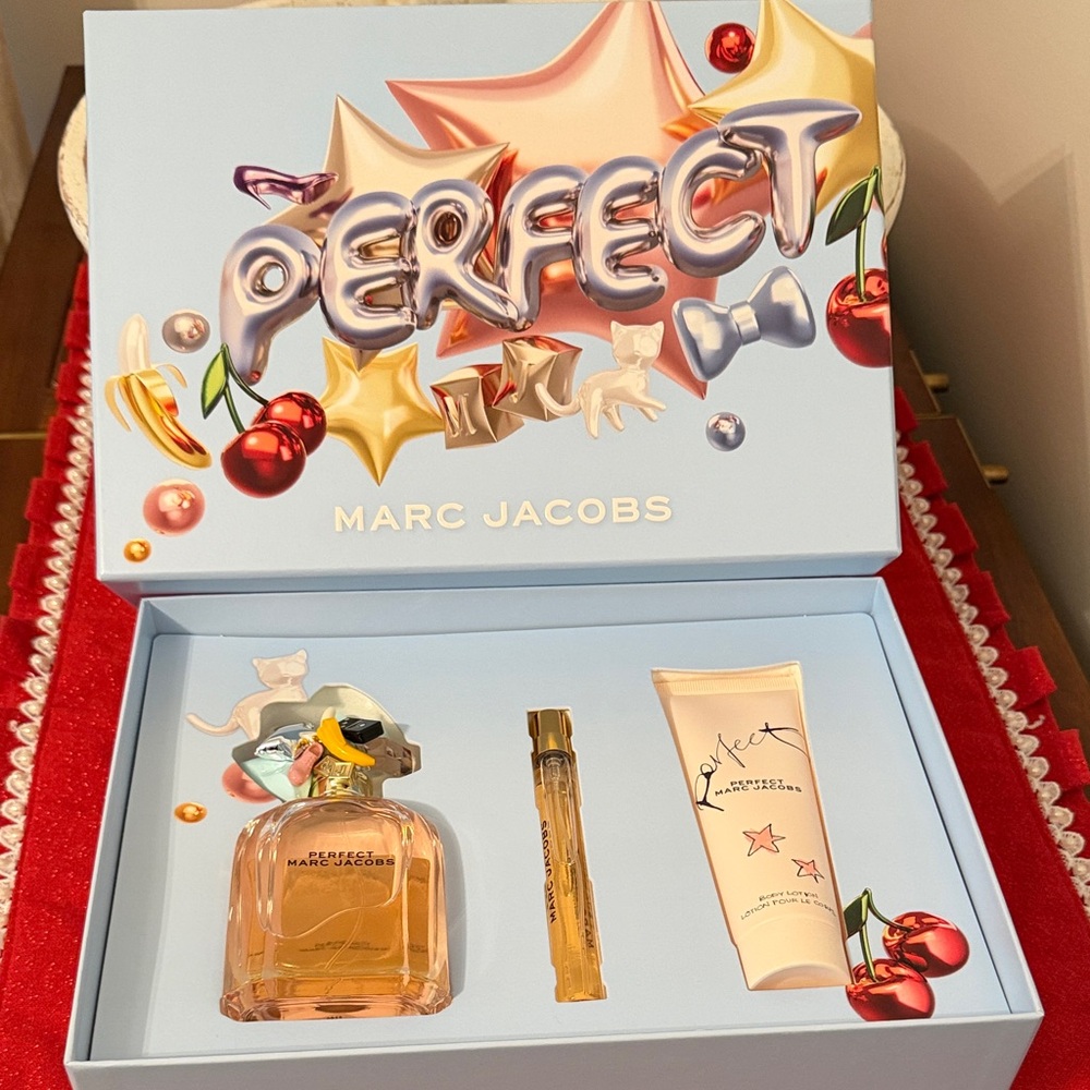 Marc Jacobs Perfect Set with Gold and Red Accents